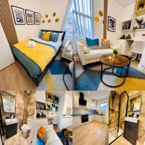 R3 - Stylish En-Suite Private Room with Kitchenette near QE Hospital